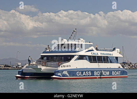 Cala Figuerai, bateau à fond de verre de retour à quai à Port d'Alcudia, Majorque Banque D'Images