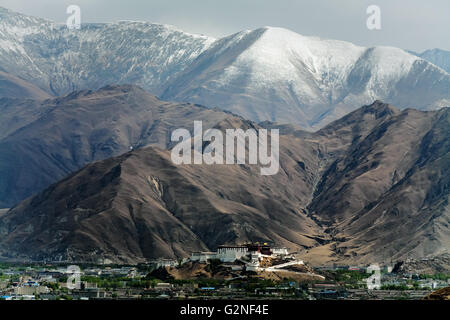 Monastère du Potala dans paysage environnant, Lhassa, Tibet. Banque D'Images