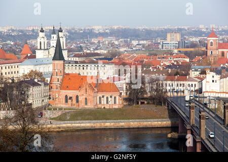 L'avis de la ville de Kaunas old town avec l'église du 15ème siècle de Vytautas le Grand (Lituanie). Banque D'Images