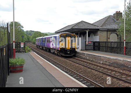 Train Northern Rail Sprinter en attente à la gare de Mytholmroyd Banque D'Images