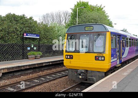Train Northern Rail Pacer en attente à la gare de Mytholmroyd Banque D'Images