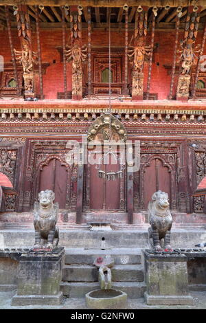 Détails de l'architecture de temple de Changu Narayan près de Bhaktapur, Népal Banque D'Images