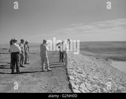 Comité sécheresse inspecte barrage, rapport du Président, Rapid City, Dakota du Sud, USA, Arthur Rothstein pour Farm Security Administration (FSA), Juillet 1936 Banque D'Images