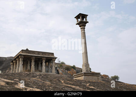 Pilier 24 hall et une manastambha ou pilier devant chennanna vindhyagiri basadi, hill, shravanbelgola, Karnataka, Inde. Banque D'Images