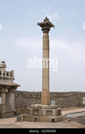 Vue d'brahmasthambha, sur la colline chandragiri, sravanabelgola, Karnataka, Inde. un personnage assis de brahma se trouve en haut. Banque D'Images