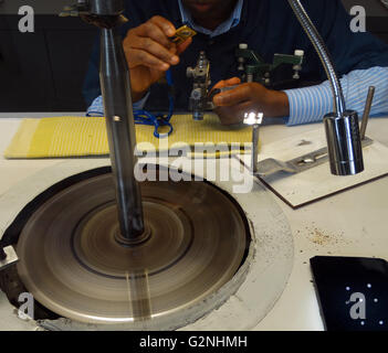 Les disques de fer utilisées pour façonner et polir le diamant. La fonte tourne à 3200 tr/min et est imprégnée de poussière de diamant et de l'huile. Datée 2014 Banque D'Images
