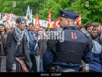 Les syndicats français et les étudiants protestent à Paris, France après le gouvernement a forcé à travers les réformes du travail controversé Banque D'Images