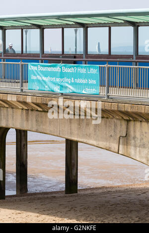 La plage de Bournemouth l'amour ? La litière de haine ? Utiliser le front de recyclage & poubelles - bannière sur Boscombe pier Banque D'Images