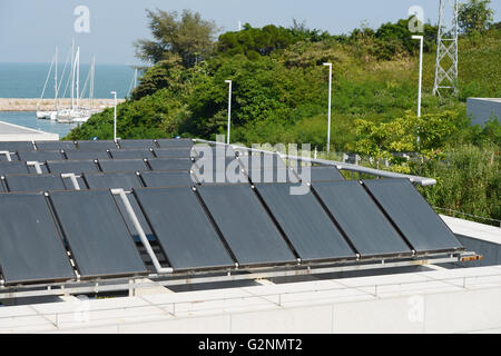 Panneau de chauffage solaire de l'eau sur un toit de maison Banque D'Images
