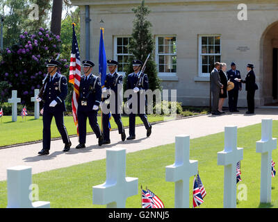 2016 Service commémoratif au cimetière militaire de Brookwood UK - Color Guard 422 USAF ABG de RAF Croughton entre dans le cimetière Banque D'Images