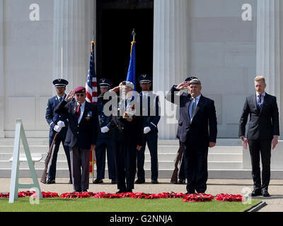 2016 American Memorial Service au cimetière militaire de Brookwood UK - Anciens combattants britanniques tombés la salute Banque D'Images