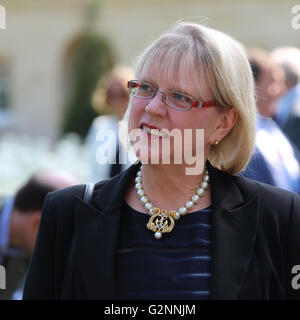 2016 American Memorial Service au cimetière militaire de Brookwood UK - Mme Cindy Foggo & pearl collier symbolique de la Marine américaine Banque D'Images