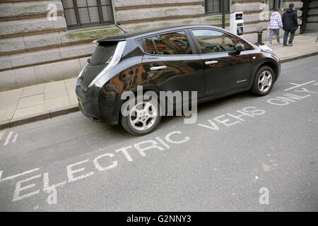 La Nissan LEAF electric voiture garée dans l'espace réservé aux véhicules électriques uniquement dans le centre-ville de Birmingham, Royaume-Uni. Banque D'Images