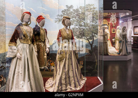 Costumes traditionnels grecs sur l'affichage au Musée Benaki, Athènes, Grèce Banque D'Images