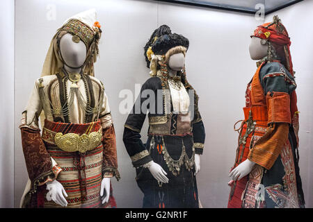 Costumes traditionnels grecs sur l'affichage au Musée Benaki, Athènes, Grèce Banque D'Images