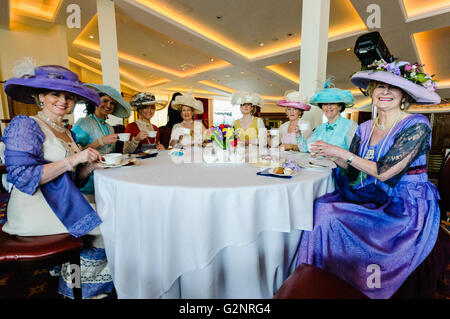 Belfast, Royaume-Uni. 31/03/2012. Mesdames habillés en costumes au cours de l'ouverture de la signature de Belfast Titanic bâtiment au public. Banque D'Images