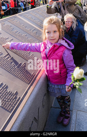 Belfast, Royaume-Uni. 15/04/2012 - Alex Aaronson points à sa gt-gt-grand-père, Anthony Frost, un H&W employé qui est mort à bord du Titanic à l'ouverture de la Memorial Garden à Belfast City Hall. Banque D'Images