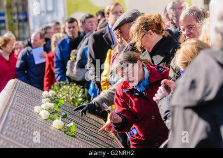 Belfast, Royaume-Uni. 15/04/2012 - fichier foules passé la liste des noms des victimes sur le centenaire du naufrage du Titanic, et ouverture de la Memorial Garden à Belfast City Hall. Banque D'Images