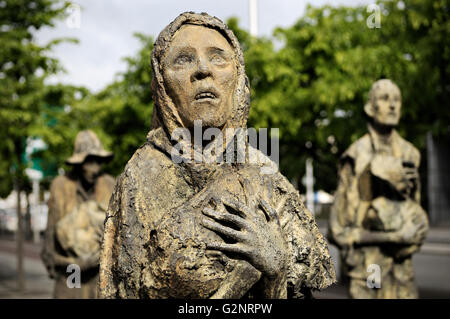 Détail d'une femme statue de la Famine Memorial à Dublin, Irlande Banque D'Images