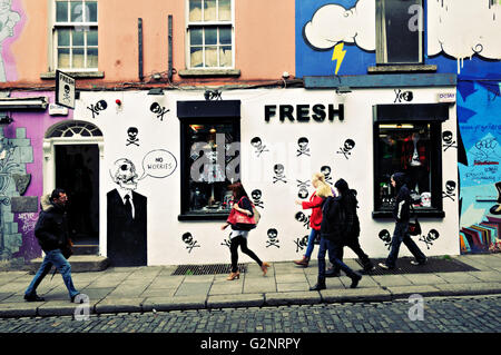 Les gens qui marchent sur le trottoir en face du magasin Frais de Dublin, Temple Bar trimestre, Irlande Banque D'Images