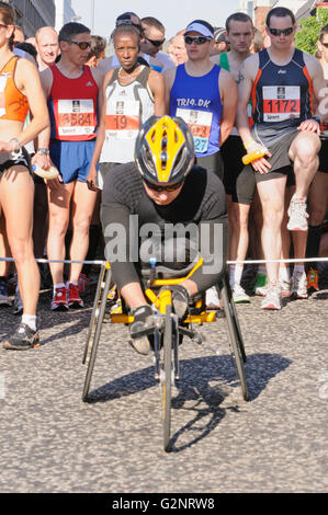 Athlète en fauteuil roulant vérifie ses pneus pour le 30ème Marathon de la ville de Belfast. Le 02/05/2011 Banque D'Images