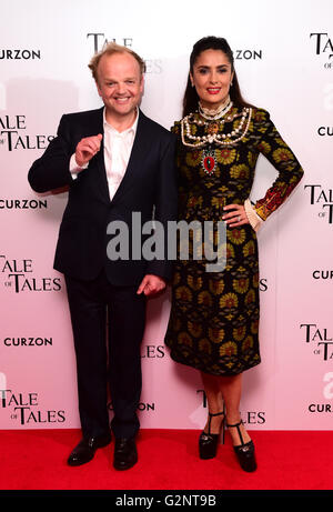 Toby Jones et Salma Hayek participant à la UK premiere de "conte de fées" tenue à l'Curzon Mayfair, Londres. ASSOCIATION DE PRESSE Photo. Photo date : mercredi 1er juin 2016. Crédit photo doit se lire : Ian West/PA Wire Banque D'Images