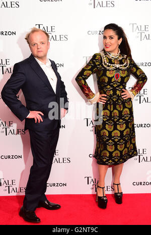 Toby Jones et Salma Hayek participant à la UK premiere de "conte de fées" tenue à l'Curzon Mayfair, Londres. ASSOCIATION DE PRESSE Photo. Photo date : mercredi 1er juin 2016. Crédit photo doit se lire : Ian West/PA Wire Banque D'Images