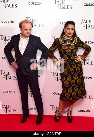 Toby Jones et Salma Hayek participant à la UK premiere de "conte de fées" tenue à l'Curzon Mayfair, Londres. ASSOCIATION DE PRESSE Photo. Photo date : mercredi 1er juin 2016. Crédit photo doit se lire : Ian West/PA Wire Banque D'Images