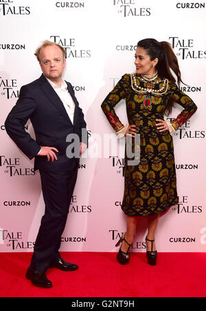 Toby Jones et Salma Hayek participant à la UK premiere de "conte de fées" tenue à l'Curzon Mayfair, Londres. ASSOCIATION DE PRESSE Photo. Photo date : mercredi 1er juin 2016. Crédit photo doit se lire : Ian West/PA Wire Banque D'Images