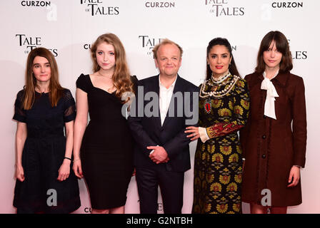 Shirley Henderson, Bebe Grotte, Toby Jones, Salma Hayek et Stacy Martin assistant à la première de 'UK conte de fées" tenue à l'Curzon Mayfair, Londres. ASSOCIATION DE PRESSE Photo. Photo date : mercredi 1er juin 2016. Crédit photo doit se lire : Ian West/PA Wire Banque D'Images