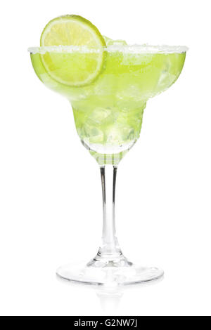 Cocktail margarita classique salé avec RIM. Isolé sur fond blanc Banque D'Images