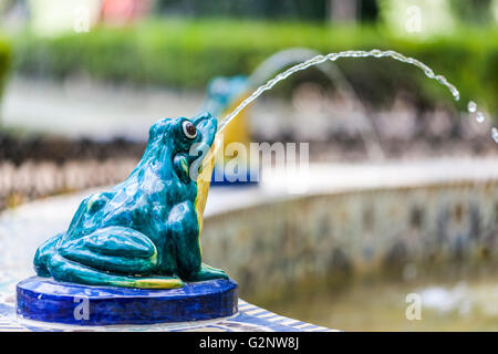 Céramique émaillée grenouille dans une fontaine, le parc Maria Luisa, Séville, Espagne Banque D'Images