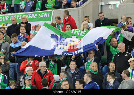 Belfast, 27 mai 2016, l'Irlande du Nord 3 Belarus 0. Il a été l'Irlande du Nord dernier match avant l'Euro 2016 et une pleine maison bade le côté 'Au revoir'. Banque D'Images