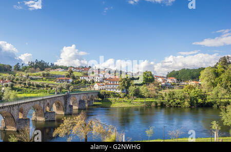 Vue sur Ponte da Barca et le pont médiéval au Portugal Banque D'Images