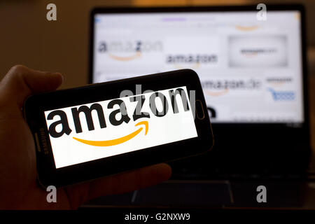 Détaillant en ligne Amazon logos sont sur des écrans d'ordinateur portable et téléphone. Londres Mai 2019. Banque D'Images