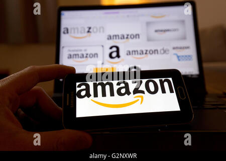 Détaillant en ligne Amazon logos sont sur des écrans d'ordinateur portable et téléphone. Londres Mai 2019. Banque D'Images