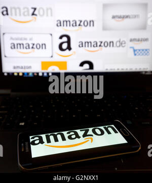 Détaillant en ligne Amazon logos sont sur des écrans d'ordinateur portable et téléphone. Londres Mai 2019. Banque D'Images