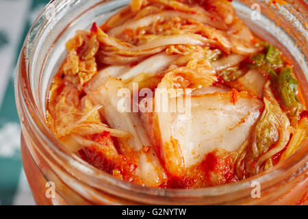 Un pot de kimchi ; spicy Korean légumes preseved Banque D'Images
