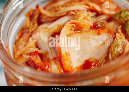 Un pot de kimchi ; spicy Korean légumes preseved Banque D'Images