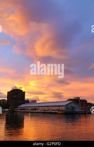 Un coucher de soleil sur Elizabeth Street Pier et Sullivans Cove - Constitution Dock, Hobart, Tasmanie, Australie. Banque D'Images