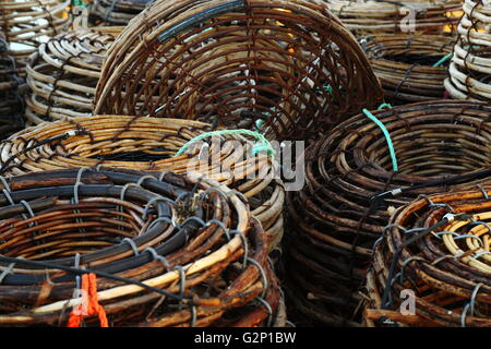 Rock des casiers à homard empilés sur le pont d'un bateau de pêche dans la région de Constitution Dock, Hobart, Tasmanie, Australie. Banque D'Images