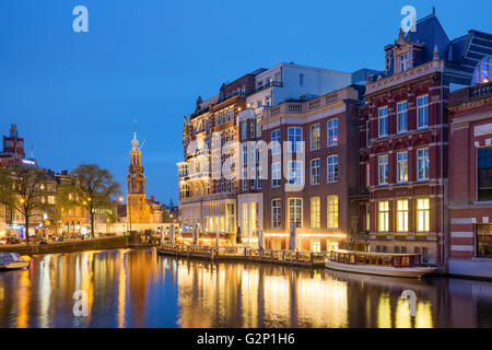 Amsterdam tour de l'horloge est l'un des sites dignes d'intérêt à proximité du marché aux fleurs d'Amsterdam, Pays-Bas. Banque D'Images