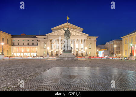 Le Théâtre National de Munich, situé à Max-Joseph-Platz à Munich, Bavière, Allemagne Banque D'Images