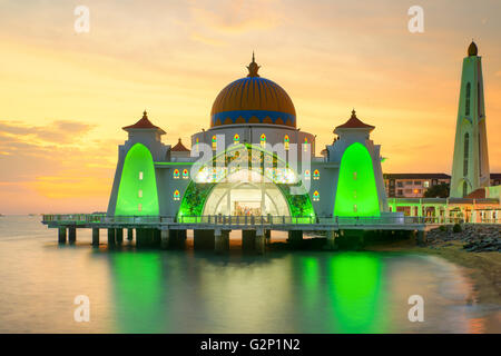 Détroit de Malacca, Malaisie mosquée au coucher du soleil Banque D'Images