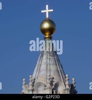 La lanterne sur le dôme de la Basilique di Santa Maria del Fiore, plus communément appelé le 'Duomo'. Florence, Italie. A commencé en 1296 sur la base de la conception d'Arnolfo di Cambio, mais n'était pas complet jusqu'à 1436 lorsque Filippo Brunelleschi conçu le dôme. L'une des plus grandes églises de l'Italie. Le dôme lui-même est octogonal, et utilise une double coquille design, en grès et en marbre. Au sommet de la lanterne se trouve une boule de cuivre et à son apogée. Banque D'Images