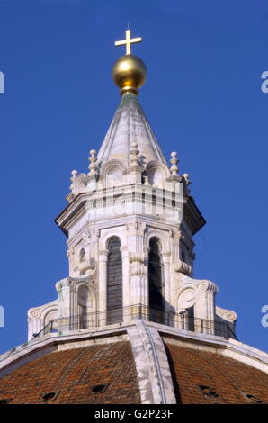 La lanterne sur le dôme de la Basilique di Santa Maria del Fiore, plus communément appelé le 'Duomo'. Florence, Italie. A commencé en 1296 sur la base de la conception d'Arnolfo di Cambio, mais n'était pas complet jusqu'à 1436 lorsque Filippo Brunelleschi conçu le dôme. L'une des plus grandes églises de l'Italie. Le dôme lui-même est octogonal, et utilise une double coquille design, en grès et en marbre. Au sommet de la lanterne se trouve une boule de cuivre et à son apogée. Banque D'Images