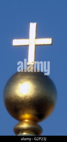 La boule de cuivre et du haut de la Basilique de Santa Maria del Fiore, plus communément appelé le 'Duomo'. Florence, Italie. A commencé en 1296 sur la base de la conception d'Arnolfo di Cambio, mais n'était pas complet jusqu'à 1436 lorsque Filippo Brunelleschi conçu le dôme. L'une des plus grandes églises de l'Italie. Le dôme lui-même est octogonal, et utilise une double coquille design, en grès et en marbre. Banque D'Images