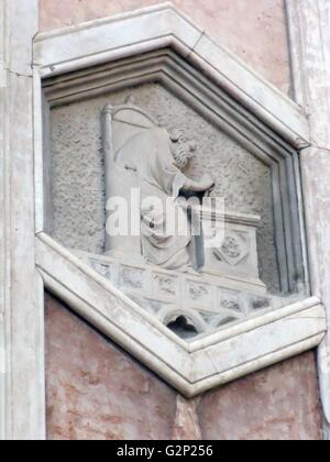 Détail de l'faþade à partir de la Basilique de Santa Maria del Fiore, plus communément appelé le 'Duomo'. Florence, Italie. A commencé en 1296 sur la base de la conception d'Arnolfo di Cambio, mais n'était pas complet jusqu'à 1436 lorsque Filippo Brunelleschi conçu le dôme. L'une des plus grandes églises de l'Italie. L'faþade a été conçu par Emilio De Fabris en 1871 et a été achevé en 1887. L'original, incomplète a été démantelée en 1588 faþade. L'ensemble de l'faþade est dédié à la mère du Christ. Banque D'Images