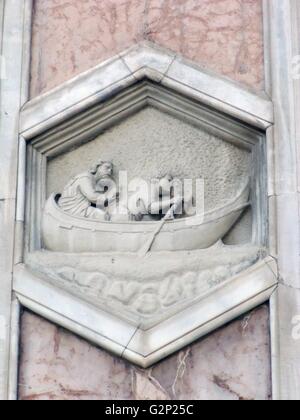 Détail de l'faþade à partir de la Basilique de Santa Maria del Fiore, plus communément appelé le 'Duomo'. Florence, Italie. A commencé en 1296 sur la base de la conception d'Arnolfo di Cambio, mais n'était pas complet jusqu'à 1436 lorsque Filippo Brunelleschi conçu le dôme. L'une des plus grandes églises de l'Italie. L'faþade a été conçu par Emilio De Fabris en 1871 et a été achevé en 1887. L'original, incomplète a été démantelée en 1588 faþade. L'ensemble de l'faþade est dédié à la mère du Christ. Banque D'Images