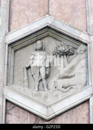 Détail de l'faþade à partir de la Basilique de Santa Maria del Fiore, plus communément appelé le 'Duomo'. Florence, Italie. A commencé en 1296 sur la base de la conception d'Arnolfo di Cambio, mais n'était pas complet jusqu'à 1436 lorsque Filippo Brunelleschi conçu le dôme. L'une des plus grandes églises de l'Italie. L'faþade a été conçu par Emilio De Fabris en 1871 et a été achevé en 1887. L'original, incomplète a été démantelée en 1588 faþade. L'ensemble de l'faþade est dédié à la mère du Christ. Banque D'Images